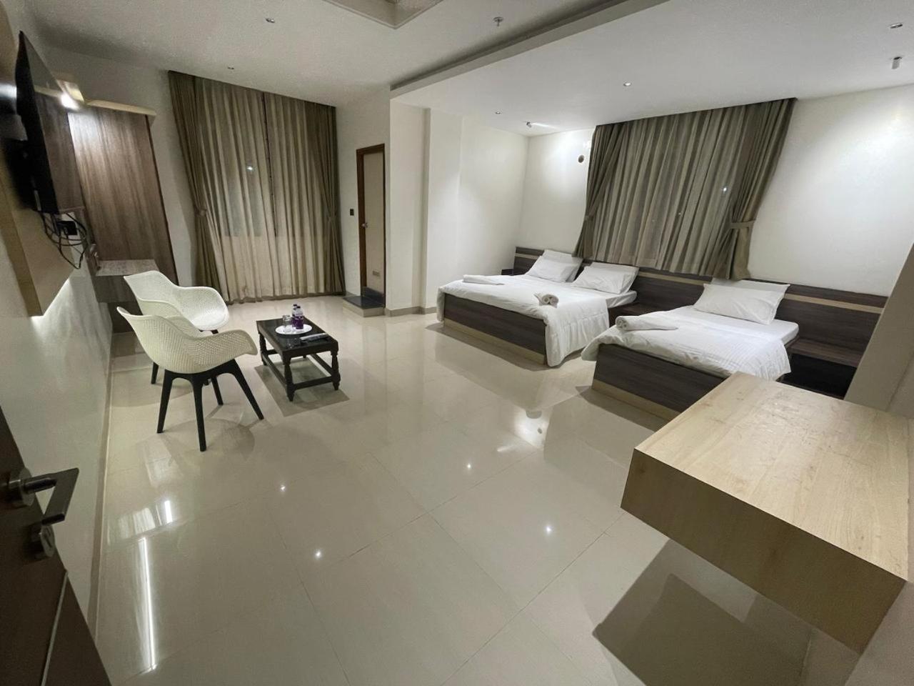 בלארי Model Grand Inn מראה חיצוני תמונה