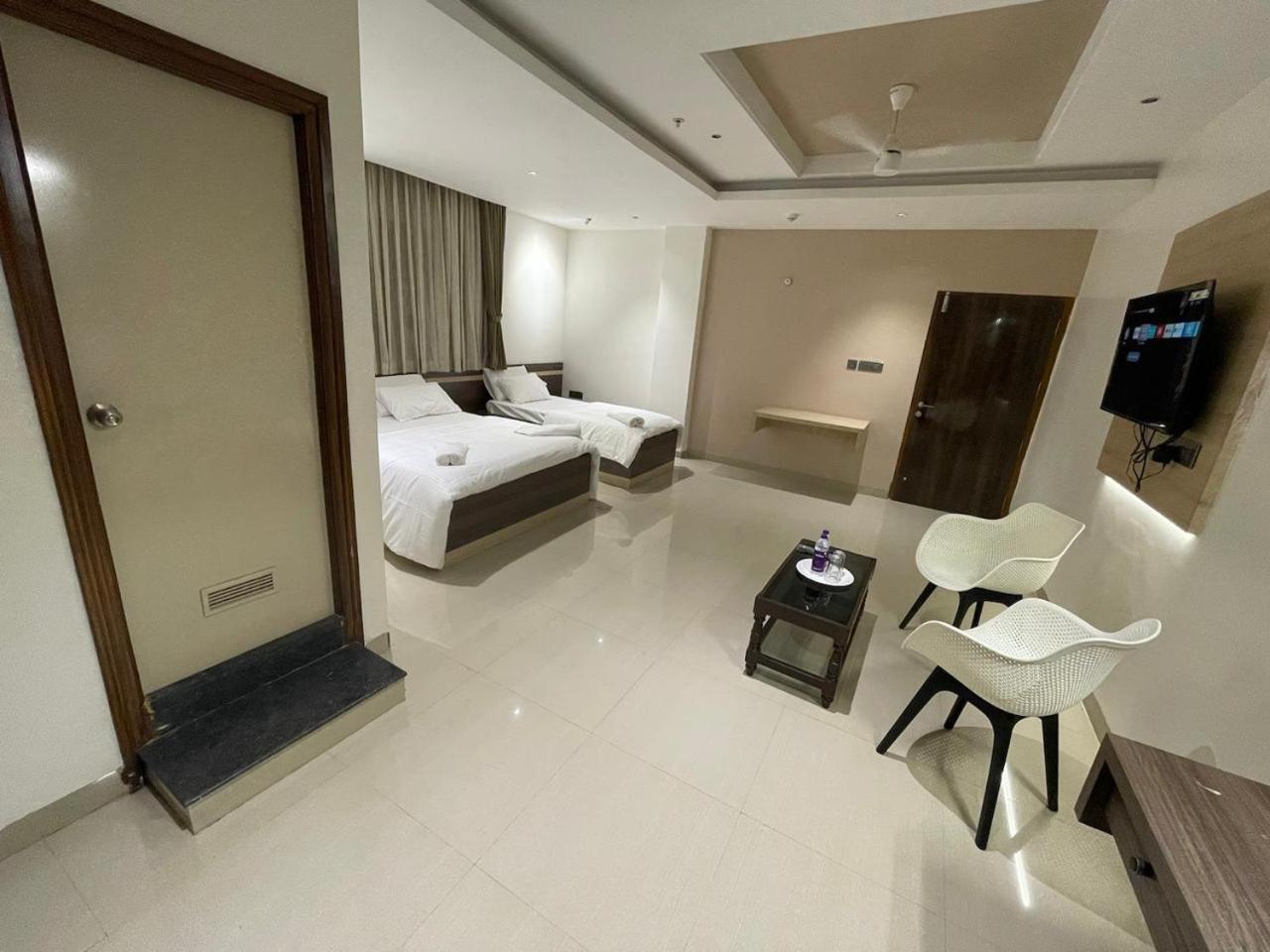 בלארי Model Grand Inn מראה חיצוני תמונה